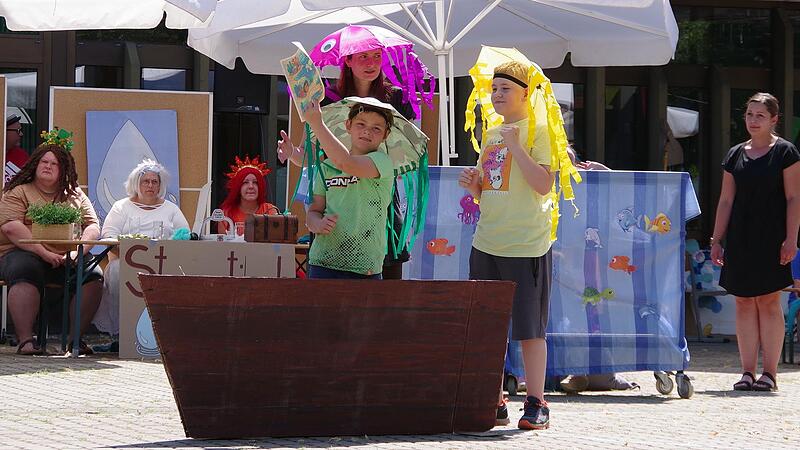 Die Kinder und Jugendlichen der Lebenshilfe lie&szlig;en ihr Publikum in die faszinierende Welt des Wassers eintauchen.Sommerfest der Lebenshilfe