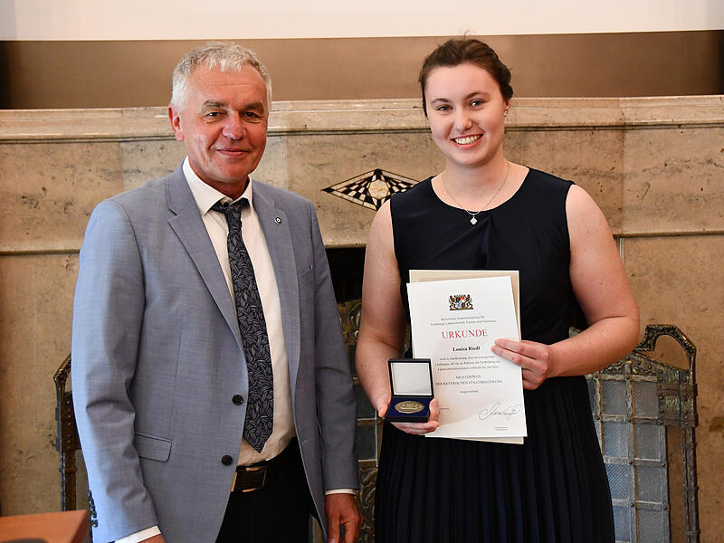 Als Jahrgangsbeste wurden Louisa Riedl aus Himmelkron mit dem Meisterpreis der Bayerischen Staatsregierung von Rainer Prischenk, dem Bereichsleiter Landwirtschaft an der Regierung von Oberfranken, ausgezeichnet.