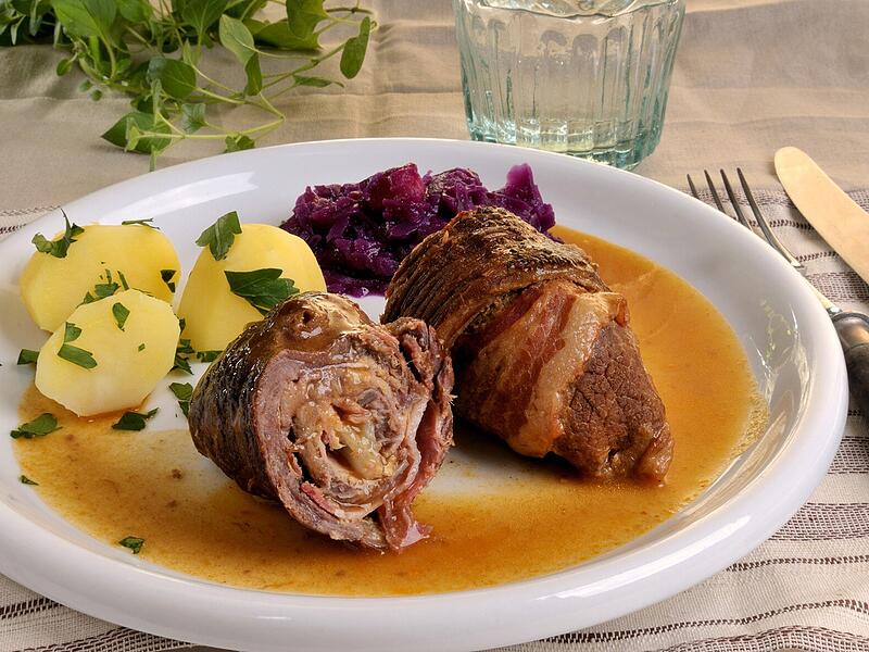 Hier h&uuml;bsch auf einem Teller: Rinderroulade mit Rotkohl.