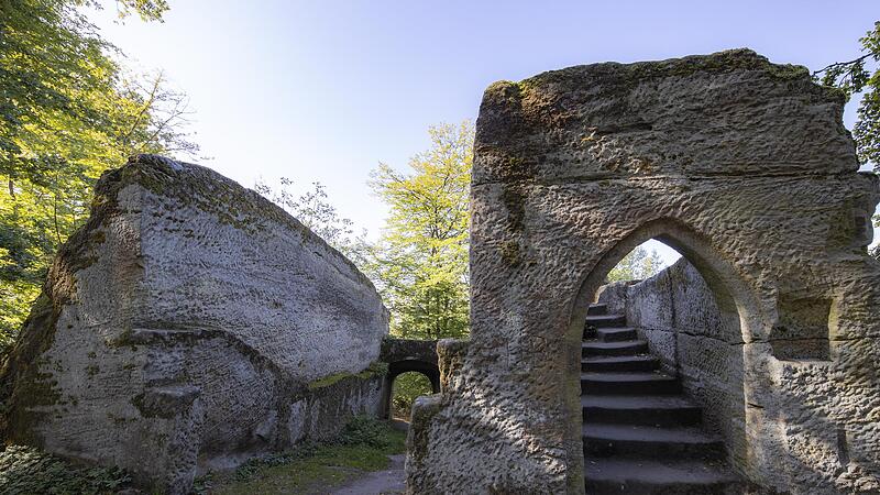 Die &Uuml;berreste der Felsenburg sind eindrucksvoll. Ob hier einmal Luitgarde, die Ehefrau des Burgherrn von Rotenhan, hinaufgeschritten ist &hellip;