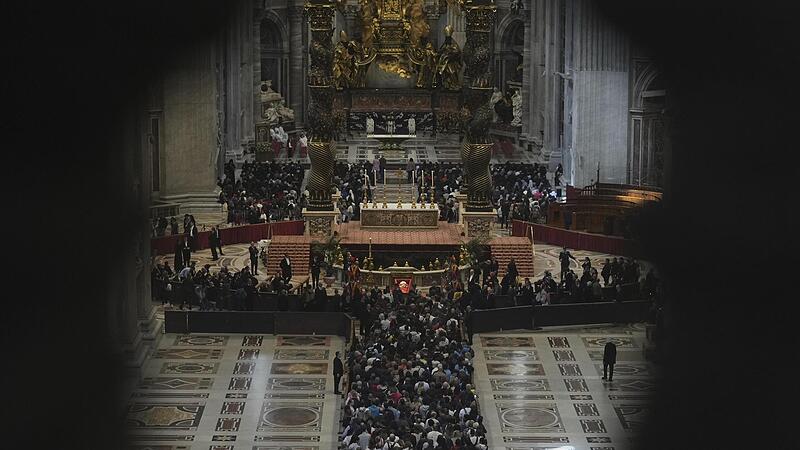Gläubige und Besucher   konnten  auch am Freitag  im Petersdom Abschied von Papst Franziskus nehmen.
