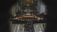 Gläubige und Besucher   konnten  auch am Freitag  im Petersdom Abschied von Papst Franziskus nehmen.