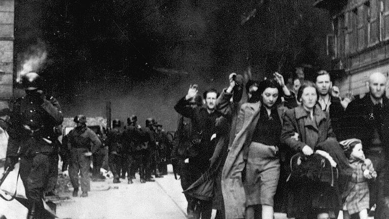 Walter Höchstädter hat Gräueltaten gegen Juden selbst mehrfach erlebt. 1944 bringt er gegen den Judenwahn ein Flugblatt in den Umlauf. Das Foto zeigt den Abtransport von Juden im Warschauer Ghetto durch die SS. Walter Höchstädter hat Gräueltaten gegen Juden selbst mehrfach erlebt. 1944 bringt er gegen den Judenwahn ein Flugblatt in den Umlauf. Das Foto zeigt den Abtransport von Juden im Warschauer Ghetto durch die SS.