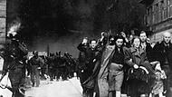 Walter Höchstädter hat Gräueltaten gegen Juden selbst mehrfach erlebt. 1944 bringt er gegen den Judenwahn ein Flugblatt in den Umlauf. Das Foto zeigt den Abtransport von Juden im Warschauer Ghetto durch die SS.