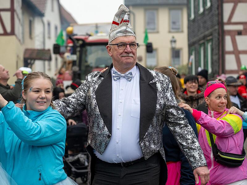 Gemeinsam mit Gästen und Einheimischen rief Bürgermeister Helmut Dietz zum Abschluss des Zugs an der Alten Schule in Memmelsdorf zur Polonaise auf. Gemeinsam mit Gästen und Einheimischen rief Bürgermeister Helmut Dietz zum Abschluss des Zugs an der Alten Schule in Memmelsdorf zur Polonaise auf.