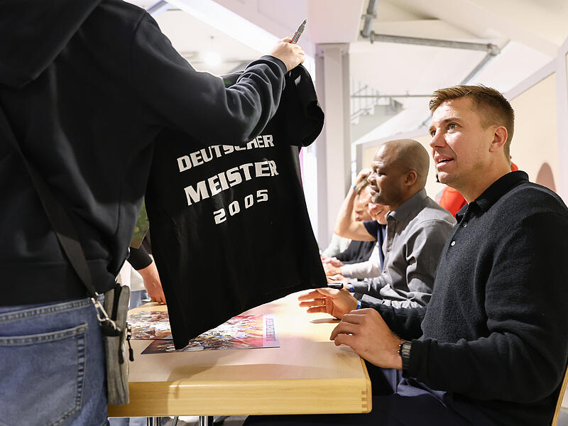Steffen Hamann bei einer Autogrammstunde am Legendentag vor einem Jahr in der Bamberger Brose-Arena.