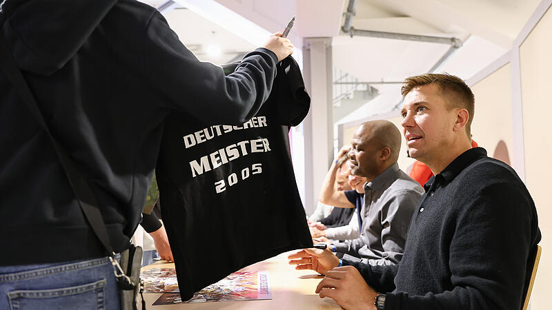 Steffen Hamann bei einer Autogrammstunde am Legendentag vor einem Jahr in der Bamberger Brose-Arena.