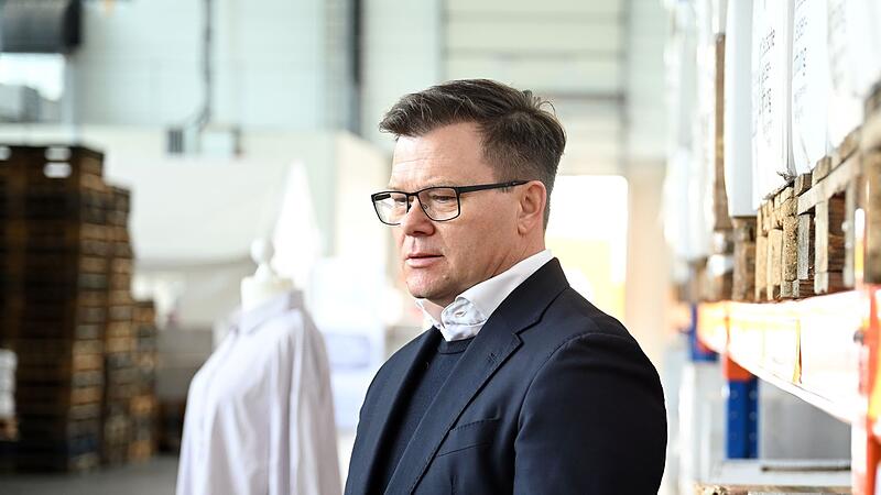 Schneider besucht Deutsche Kleiderstiftung