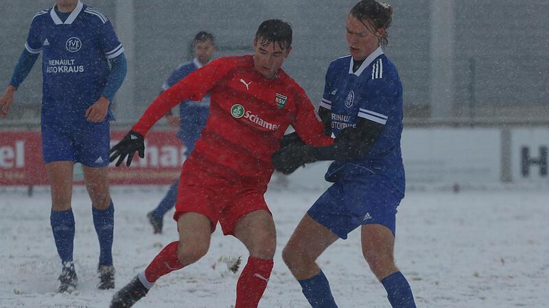 Baiersdorfs Doppeltorsch&uuml;tze Christian Rzonsa (li.) f&uuml;hrt den Ball gegen den TV-Abwehrspieler Samuel Albright (re.). Es schneite die kompletten 90 Minuten durch.Forchheim & Fr&auml;nkische Schweiz