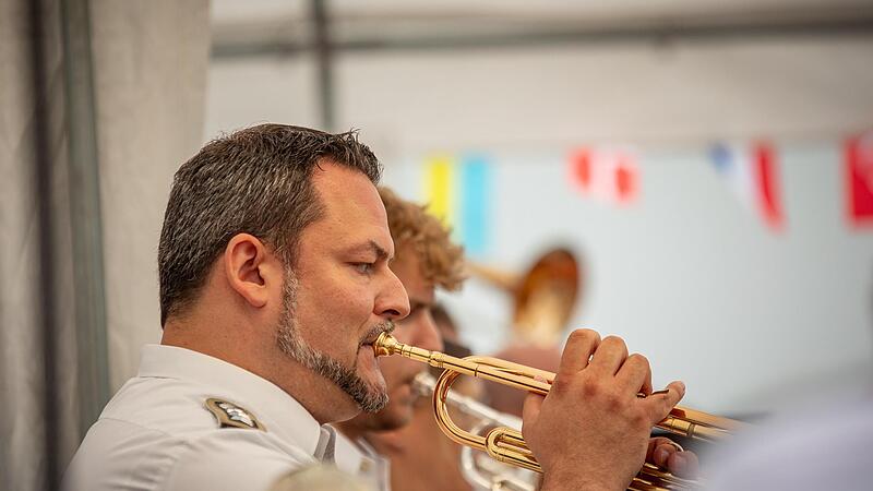 Die Big Band des Heeresmusikkorps Veitshöchheim trat im Rahmen des 500-jährigen Bestehens der Gemeinde Wildflecken auf und sorgte für ausgelassene Stimmung.