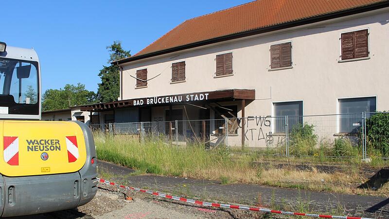 Das Bahnhofsgeb&auml;ude in Bad Br&uuml;ckenau verf&auml;llt im Laufe der Jahre immer mehr.