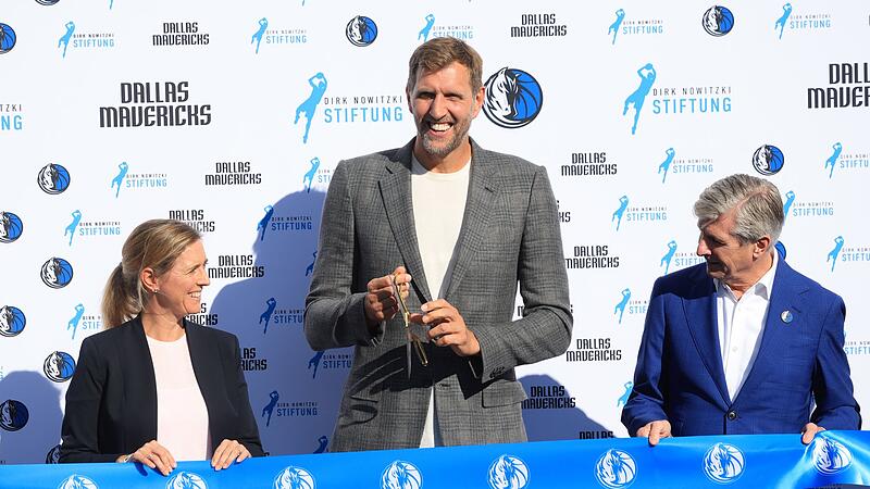 Nowitzki und Dallas Mavericks eröffnen einen Basketball-Platz Nowitzki und Dallas Mavericks eröffnen einen Basketball-Platz