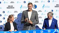 Nowitzki und Dallas Mavericks eröffnen einen Basketball-Platz