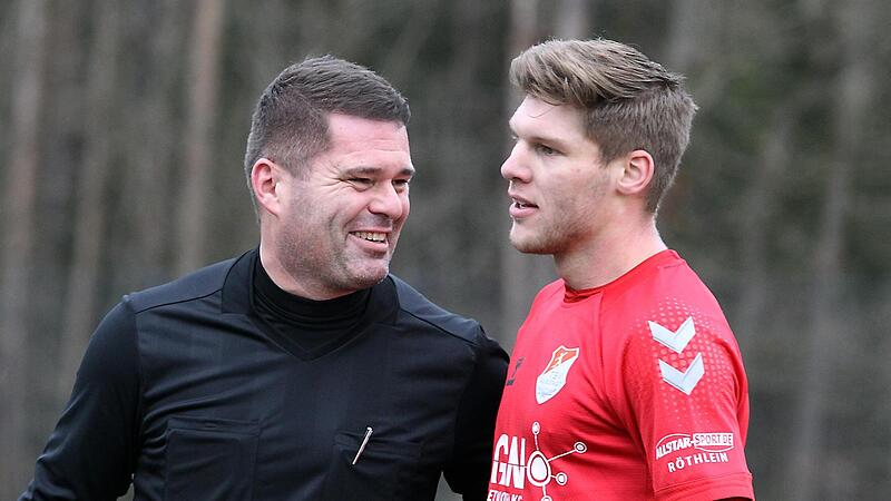 Mit 29 Jahren im besten Fu&szlig;baller-Alter: Bj&ouml;rn Sch&ouml;nwiesner (re.) kommt vom TSV Aubstadt und verst&auml;rkt ab sofort  den FC Eintracht Bamberg.  Das Bild zeigt ihn im TSV-Trikot bei einem Plausch mit Schiedsrichter Markus Pflaum.
