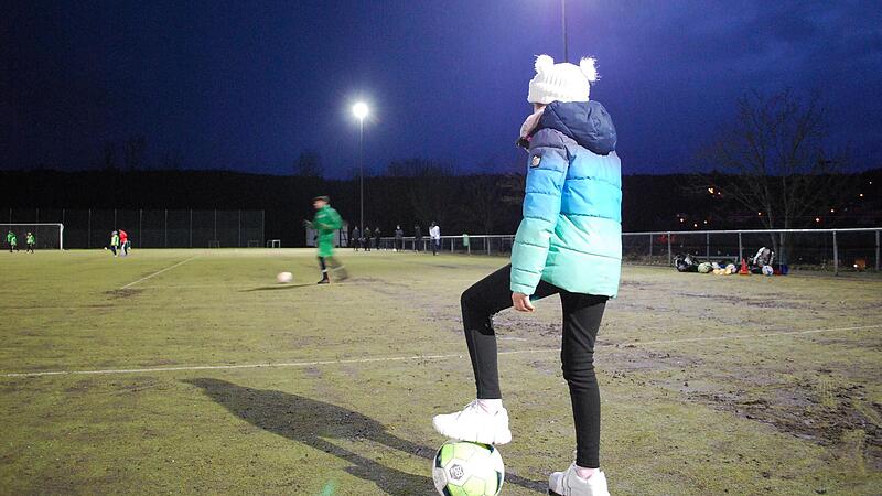 Katastrophale Bedingungen herrschen teilweise auf dem Garitzer Kunstrasenplatz wie hier im Bild rechts zu sehen. Nach kr&auml;ftigen oder anhaltenden Niederschl&auml;gen wird der Platz zu einer gef&auml;hrlichen Rutschbahn. Bei Aktivit&auml;t auf dem Sportfeld dr&uuml;ckt...