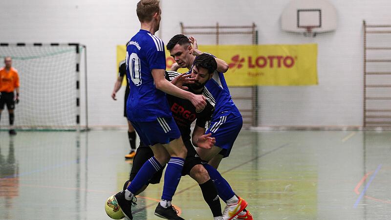 Der TSV M&ouml;nchr&ouml;den (blau) nahm bei der Hallenkreismeisterschaft im vergangenen Jahr in der in Altenkunstadt den VfR Johannisthal in die Zange und gewann mit 3:0. Dieses Jahr ist der Landesligist nat&uuml;rlich wieder als Favorit gesetzt.
