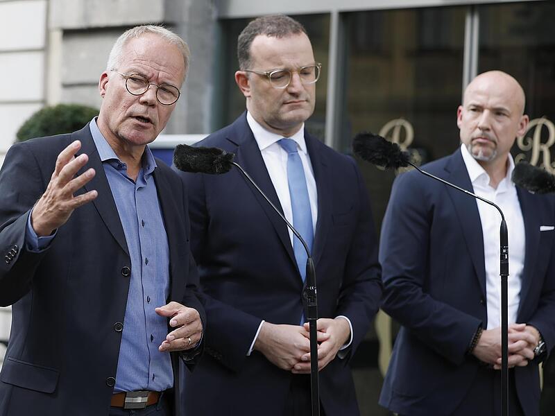 Die Fraktionsvorsitzenden Matthias Miersch (SPD, links) und Jens Spahn (CDU,Mitte) sowie CSU-Landesgruppenchef Alexander Hoffmann (CSU) traten zum Abschluss ihrer Klausurtagung in Würzburg vor die Presse.