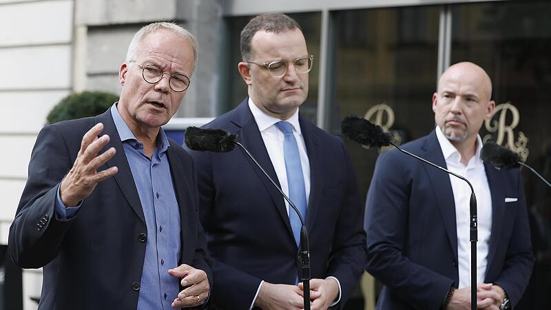 Die Fraktionsvorsitzenden Matthias Miersch (SPD, links) und Jens Spahn (CDU,Mitte) sowie CSU-Landesgruppenchef Alexander Hoffmann (CSU) traten zum Abschluss ihrer Klausurtagung in W&uuml;rzburg vor die Presse.