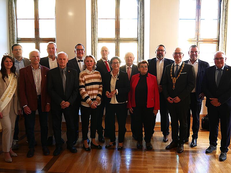 (von links): Rosenk&ouml;nigin Laura Pf&uuml;lb, Michael Lang, Richard Fix, Peter Eggen, Wolfgang Speyer, Florian Ke&szlig;ler, Freia Lippold-Eggen, Kay Blankenburg, Gudrun Heil-Franke, Landrat Thomas Bold, Martha M&uuml;ller, Andreas Kaiser, OB Dirk Vogel, B&uuml;rgermeister Anton Schick, B&uuml;rgermeister Thomas Leiner.