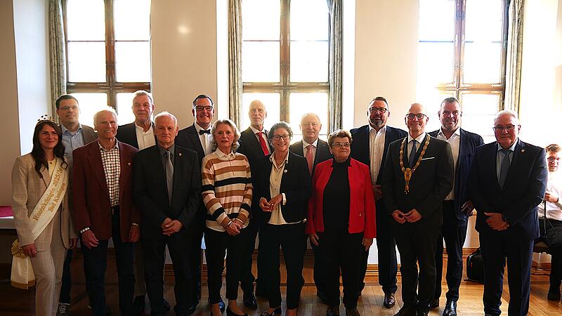 (von links): Rosenk&ouml;nigin Laura Pf&uuml;lb, Michael Lang, Richard Fix, Peter Eggen, Wolfgang Speyer, Florian Ke&szlig;ler, Freia Lippold-Eggen, Kay Blankenburg, Gudrun Heil-Franke, Landrat Thomas Bold, Martha M&uuml;ller, Andreas Kaiser, OB Dirk Vogel, B&uuml;rgermeister Anton Schick, B&uuml;rgermeister Thomas Leiner.