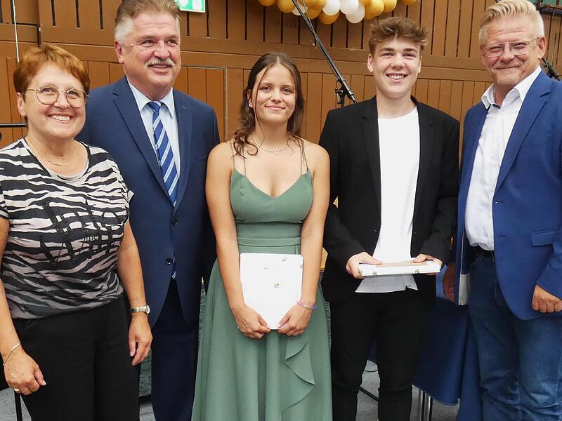 Die beiden Schulbesten, Samia Herath und Silas Stübinger, die eine glatte 1 in ihrem Abschlusszeugnis haben, wurden von Landrat Klaus Peter Söllner (Zweiter von links) mit dem Preis des Landkreises Kulmbach ausgezeichnet. Links Realschuldirektorin...