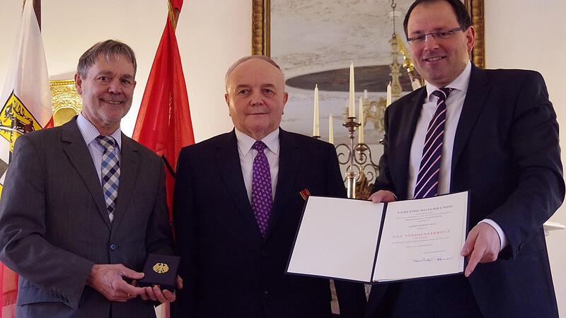 In feierlichem Rahmen wurden Bernd Graf (Mitte) mit dem Bundesverdienstkreuz ausgezeichnet. Finanz-Staatssekretär Martin Schöffel (rechts) überreichte es ihm im Beisein von stellvertretendem Landrat Gerhard Wunder. In feierlichem Rahmen wurden Bernd Graf (Mitte) mit dem Bundesverdienstkreuz ausgezeichnet. Finanz-Staatssekretär Martin Schöffel (rechts) überreichte es ihm im Beisein von stellvertretendem Landrat Gerhard Wunder.