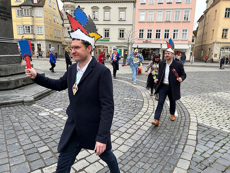 Faschingsauftakt in Coburg: Auch Oberbürgermeister Dominik Sauerteig machte mit beim „Haadschen“ rund ums Prinz-Albert-Denkmal.