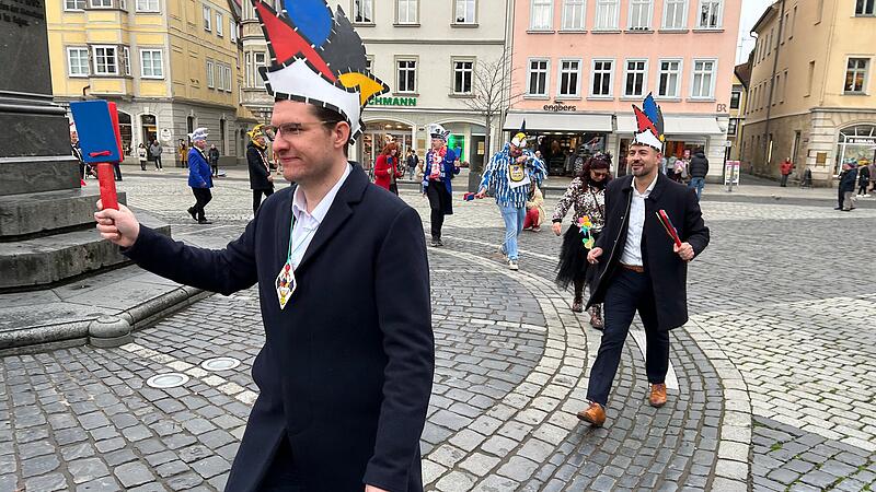 Faschingsauftakt in Coburg: Auch Oberb&uuml;rgermeister Dominik Sauerteig machte mit beim &bdquo;Haadschen&ldquo; rund ums Prinz-Albert-Denkmal.