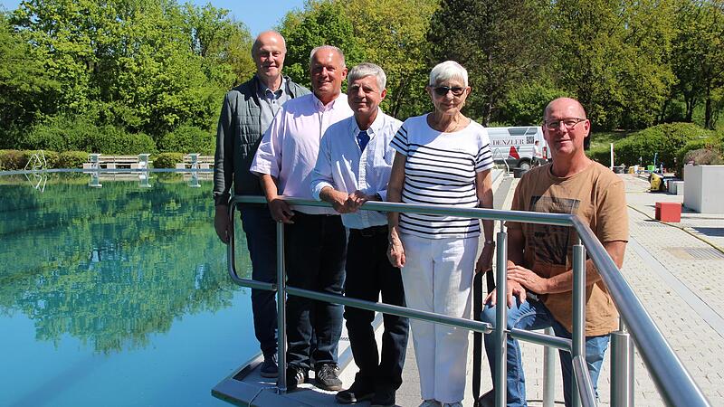 47 Jahre war das Freibad Arbeitsplatz von Thomas Amtmann (Mitte). B&uuml;rgermeister Gerald Brehm, Sportzentrum-Chef Philipp und Personalratsvorsitzender Glotz (von links) w&uuml;rdigten sein Wirken ebenso wie dessen Mutter Erika, eine der h&auml;ufigsten Badbesucherinnen.