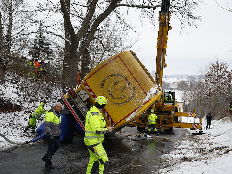 Ein M&uuml;llwagen ist am Donnerstagvormittag, 8. Januar, auf der Ortsverbindungsstra&szlig;e zwischen Obermichelbach und Niederndorf (Landkreis Erlangen-H&ouml;chstadt) von der Stra&szlig;e abgekommen und umgekippt.