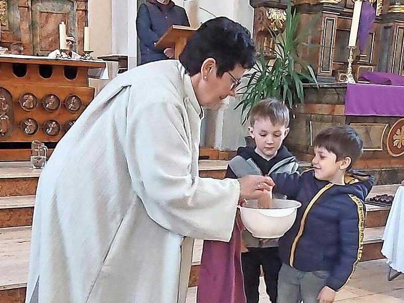 Einige Kinder lie&szlig;en sich im Gottesdienst symbolisch die H&auml;nde waschen &ndash; ein stiller und eindrucksvoller Moment.