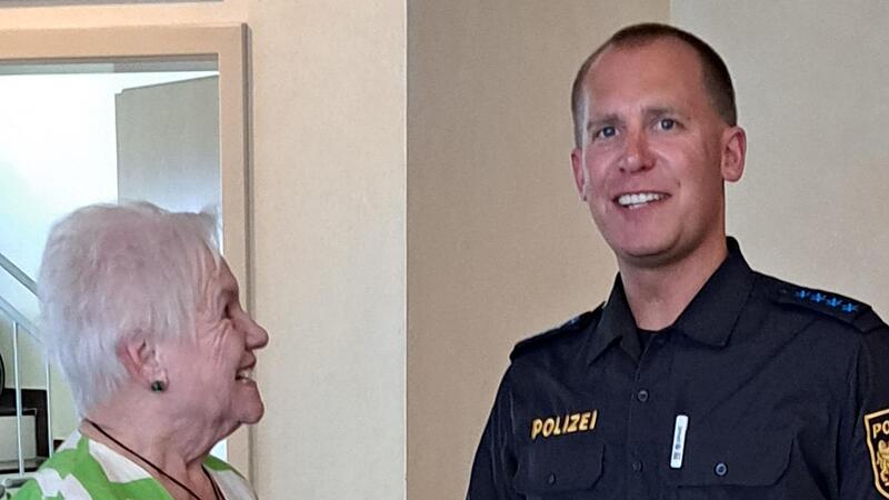 Zum Abschluss bedankte sich Seniorenleiterin Edith Fuchs bei Polizeihauptmeister Schmidt f&uuml;r seinen interessanten und aufschlussreichen Vortrag.