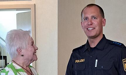 Zum Abschluss bedankte sich Seniorenleiterin Edith Fuchs bei Polizeihauptmeister Schmidt f&uuml;r seinen interessanten und aufschlussreichen Vortrag.