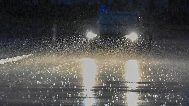 Zum  Einbruch der Nacht prasselte wieder der Regen auf Bamberger Stra&szlig;en. Zu Eins&auml;tzen  der Polizei kam es bis 22 Uhr nicht.