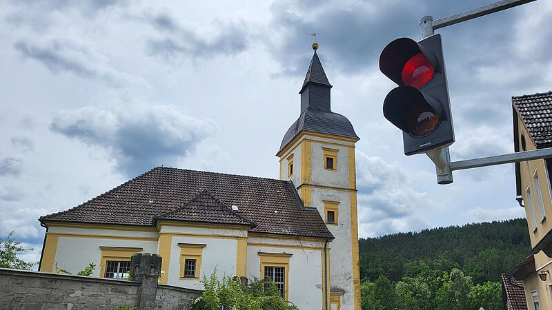 In Hassenberg steht seit Ende Mai endlich die Ampel, die den Verkehr rund um die scharfe Kurve zwischen Lindenallee und Schloßberg entschärfen soll. Doch der Verkehr von oben kann je nach Standpunkt schon mal sehr lange auf freie Fahrt warten.