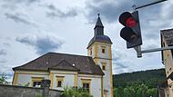 Ampel Hassenberg Schlosskirche In Hassenberg steht seit Ende Mai endlich die Ampel, die den Verkehr rund um die scharfe Kurve zwischen Lindenallee und Schloßberg entschärfen soll. Doch der Verkehr von oben kann je nach Standpunkt schon mal sehr lange auf freie Fahrt warten.