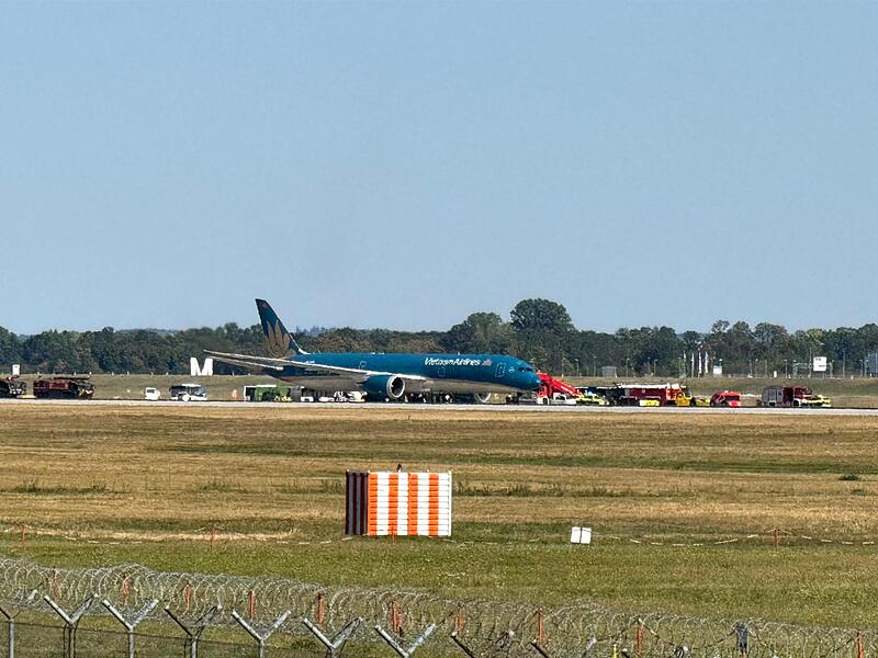 Flugzeug kehrt nach Start am Münchner Flughafen um Flugzeug kehrt nach Start am Münchner Flughafen um