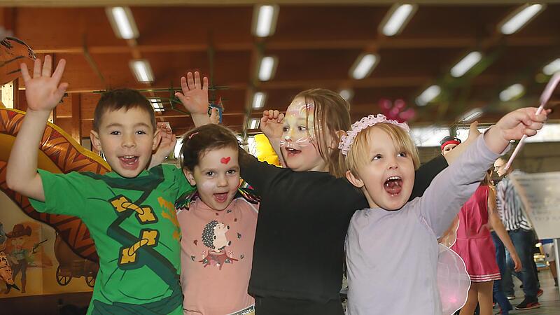 Die Kinder hatten sichtlich Spa&szlig; in ihren bunten Kost&uuml;men.