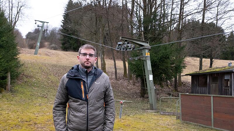 Matthias Adrian vom Arnsberglift blickt frustriert auf einen Winter ohne Schnee zur&uuml;ck.
