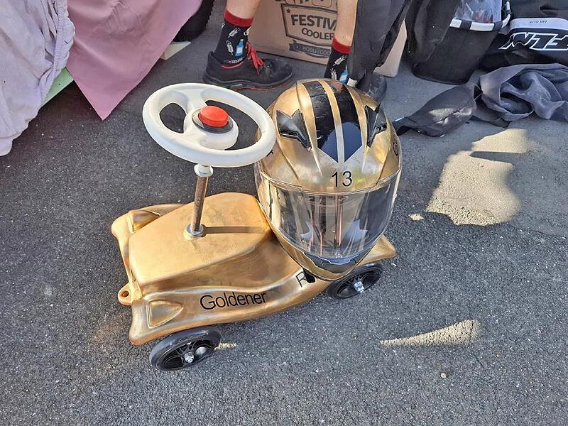 Jonas Mertinke will mit seinem „Goldenen Reiter“ in der Bobbycar-Klasse siegen.