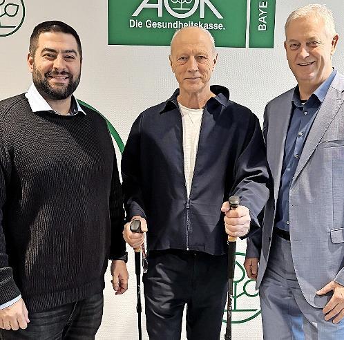 Unser Bild zeigt (von links) Aliemre Toprak (Teamleiter), Johannes Kiep und Direktor Frank D&uuml;nisch.