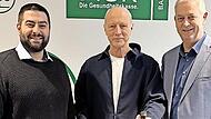 Unser Bild zeigt (von links) Aliemre Toprak (Teamleiter), Johannes Kiep und Direktor Frank D&uuml;nisch.