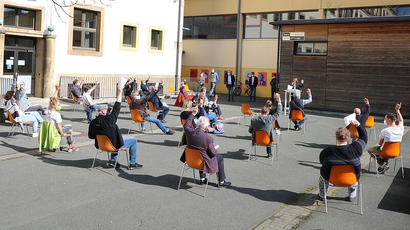 Das gab es vor Corona noch nie: Im Innenhof der Ritter-von-Traitteur-Mittelschule haben sich Forchheimer Stadträtinnen und -räte zu einer Sitzung im Freien versammelt.Forchheim & Fränkische Schweiz