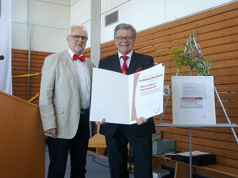 Fritz Walther mit Ehrenurkunde