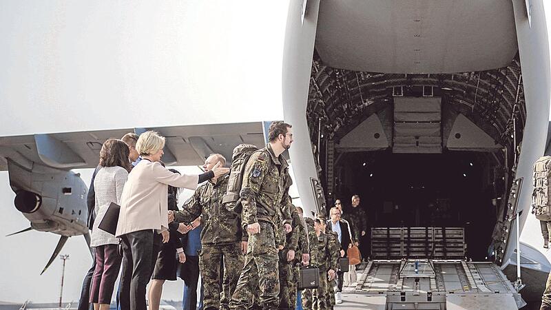 Beginn einer viel beachteten Mission: Die 21 ausgewählten Bundeswehrsoldaten erreichen Vilnius, die Hauptstadt Litauens.