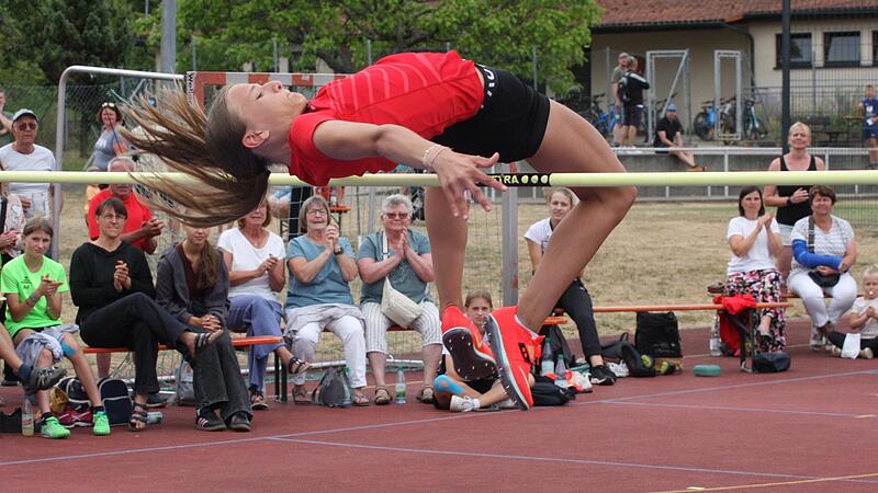Lina F&uuml;ller vom TSV Oberthulba &uuml;berraschte bei den Bayerischen Meisterschaften mit Platz drei im Hochsprung der W14. Unser Bild zeigt sie beim Hochsprungmeeting Oberthulba im vergangenen Juli.