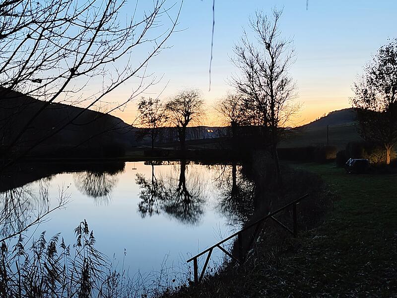 Hier zu sehen: ein Blick &uuml;ber den Fischweiher im Seeshofer Tal in den fr&uuml;hen Abendstunden.