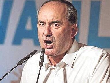 Immer wieder fliegen in der Koalition die Fetzen – und Hubert Aiwanger ist oft mittendrin. Immer wieder fliegen in der Koalition die Fetzen – und Hubert Aiwanger ist oft mittendrin.