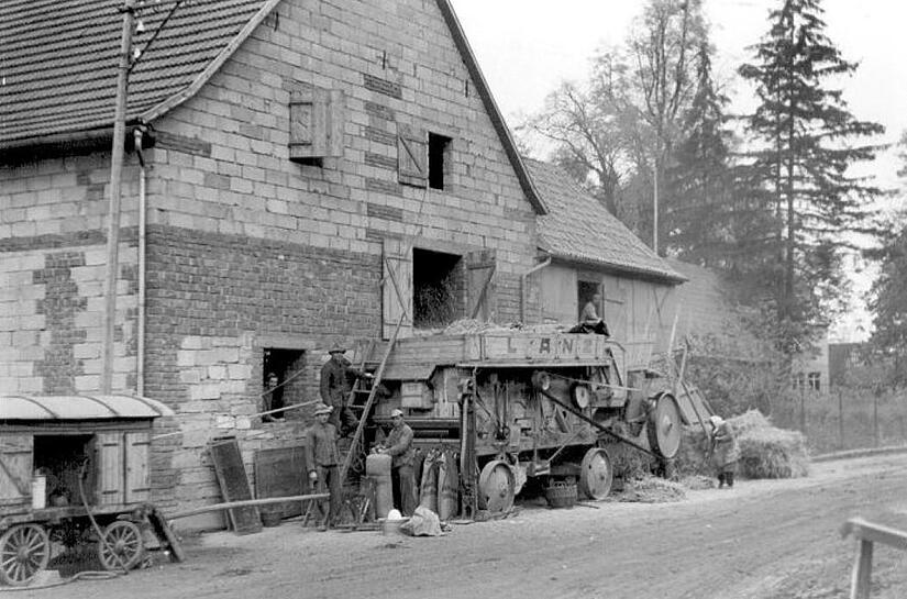 Das Foto zeigt die Dreschstelle, an der heute die Festhalle in Thundorf steht.