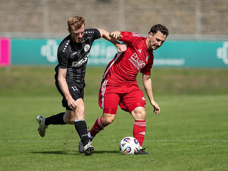 André Lörzer  im Hinspiel im Zweikampf mit dem Frammersbacher  Yannick Mühlhoff (rechts).